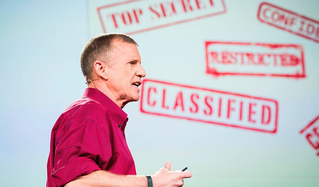 Stanley McChrystal, importante general norte-americano, revoluciona o conceito de “informação secreta”, afirmando em conferência proferida no TED que o conhecimento, inclusive o de segredos militares, deve ser compartilhado