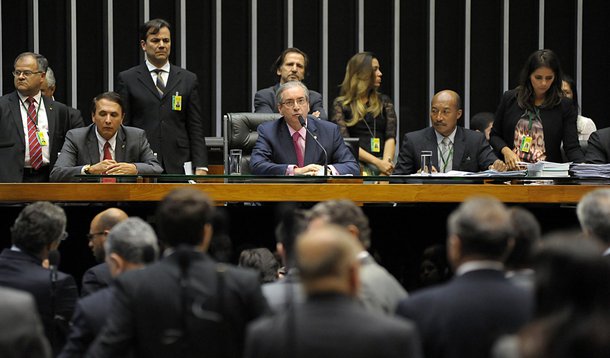 Segundo Helena Sthephanowitz, da Rede Brasil Atual, a bancada fisiológica que elegeu Eduardo Cunha (PMDB) não quer saber de ficar ao lado da oposição; quer participar do governo em cargos e conseguir verbas para suas bases eleitorais; além disso, afirma que a ficha está caindo de que o impeachment é inviável: “Isto faz os parlamentares passarem a buscar outros canais de interlocução com ministérios para voltar à paz com o governo para ver suas demandas atendidas”