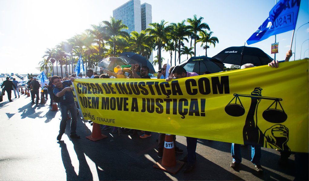 Servidores do Judiciário e do Ministério Público da União protestaram nesta terça-feira 16 em frente ao Supremo Tribunal Federal (STF), em Brasília, durante a posse do novo ministro Luiz Edson Fachin; eles pedem reajuste salarial