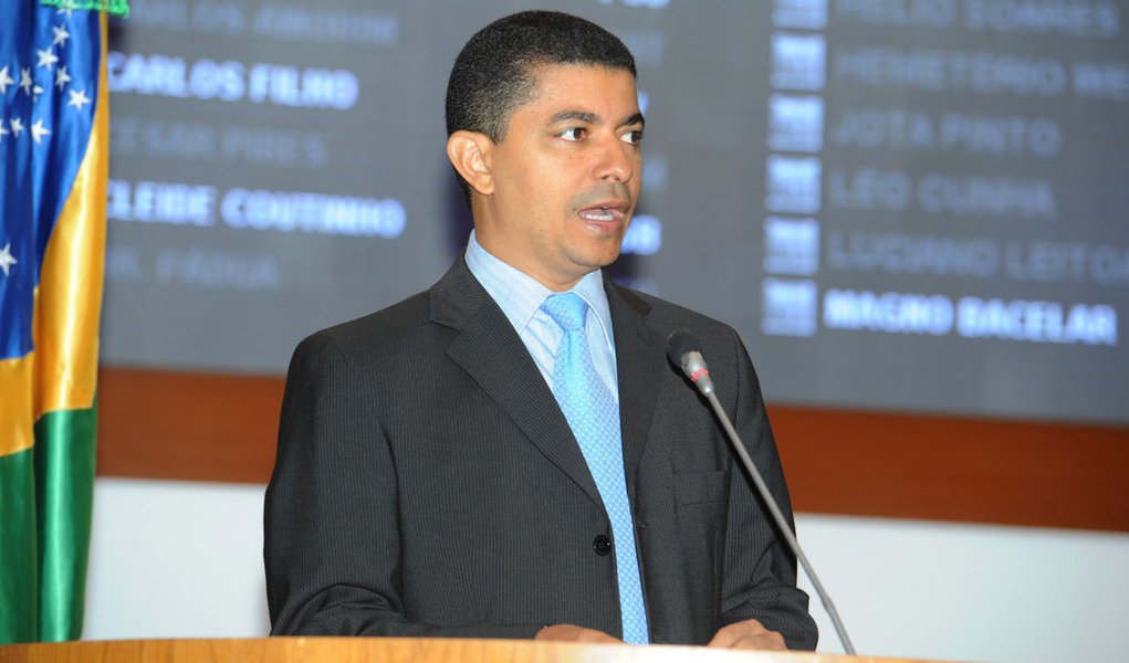 A decisão segue orientação nacional, que já havia destacado a prioridade da candidatura própria em doze capitais, dentre elas São Luís; com a decisão, os socialistas colocam à disposição do prefeito Edivaldo Holanda Jr todos os cargos ocupados pela sigla na atual gestão municipal; informações dão conta que a preferência da sigla é mesmo pelo nome do deputado estadual Bira do Pindaré, secretário da Ciência, Tecnologia e Inovação da gestão Flávio Dino