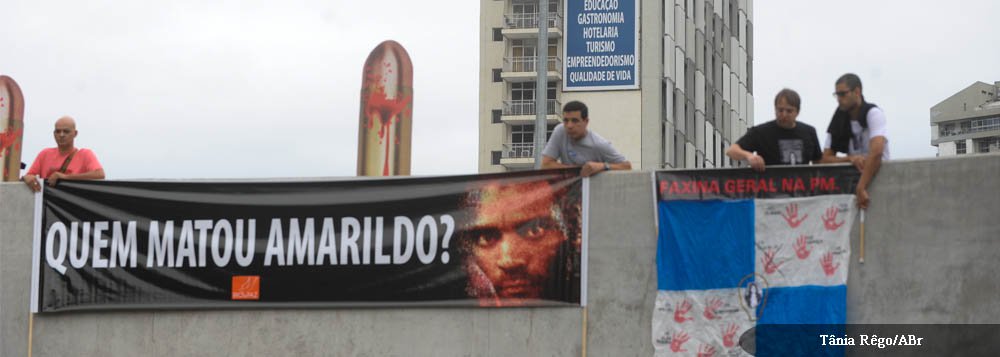 Durante quatro horas, 30 policiais civis e 40 homens do corpo de bombeiros vasculharam uma área de floresta nas proximidades da Favela da Rocinha, na zona sul da capital fluminense, sem encontrar qualquer vestígio; Amarildo está desaparecido desde 14 de julho, depois de ser levados por policiais militares (PMs) para a UPP da comunidade