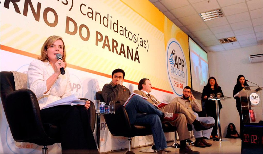 Em debate na APP-Sindicato, a candidato ao governo do Paraná pelo PT, Gleisi Hoffmann, reforçou compromissos com o PAC Paraná Educação, de reforma e construção de escolas, a educação integral, segurança nas escolas, valorização dos profissionais e saúde dos trabalhadores do setor; a petista disse, por exemplo, que pelo menos, 25% dos alunos da educação básica nos próximos dez anos; "Faremos uma gestão democrática na área da educação, associando o critério de mérito e desempenho para os trabalhadores", disse