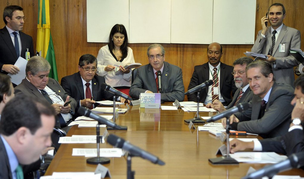 Presidente da Câmara, Eduardo Cunha (PMDB-RJ) disse que não concorda com a votação de um projeto de lei do Senado que prevê a repatriação de recursos no exterior que não tenham sido declarados à Receita Federal; "Na reunião de líderes [desta terça], ficou decidido que essa história de projeto de repatriação, que está vinculada a uma medida provisória, a Casa quer que o governo mande um projeto dele. Ou em última instância, que tratemos de um projeto de iniciativa da Casa", observou Cunha