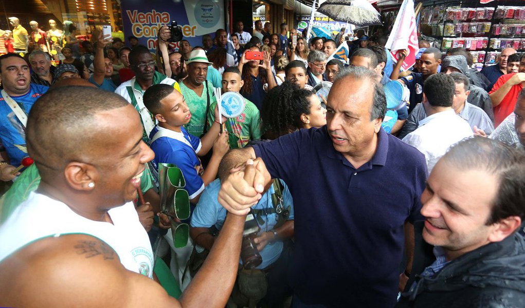 Alvo de constantes ataques dos seus adversários, o governador do Rio, Luiz Fernando Pezão (PMDB), disse que ficou satisfeito com o seu desempenho no debate entre os candidatos ao Palácio da Guanabara, promovido pela Banda TV; "Difícil abordar todos os temas, mas a gente passou pelas políticas básicas. Achei muito legal. Estou tranquilo. Seria surpresa se fosse só elogios. A oposição tem de fazer ataques. Eu tenho o papel de defender esse legado, a gente teve muitas conquistas nestes sete anos e meio", declarou