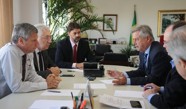 Uma reunião debateu medidas para que Brasília se torne a primeira unidade da Federação a ter procedimentos simplificados na abertura e no licenciamento de empresas — o que deve ocorrer até o fim de junho; desde outubro, os empreendedores brasilienses contam com facilidades no fechamento de negócios, graças a um projeto piloto em parceria com a Secretaria da Micro e Pequena Empresa (SMPE) da Presidência da República; "Estamos trabalhando para simplificar a regularização e incentivar o desenvolvimento das micro e pequenas empresas em Brasília", disse o governador Rodrigo Rollemberg