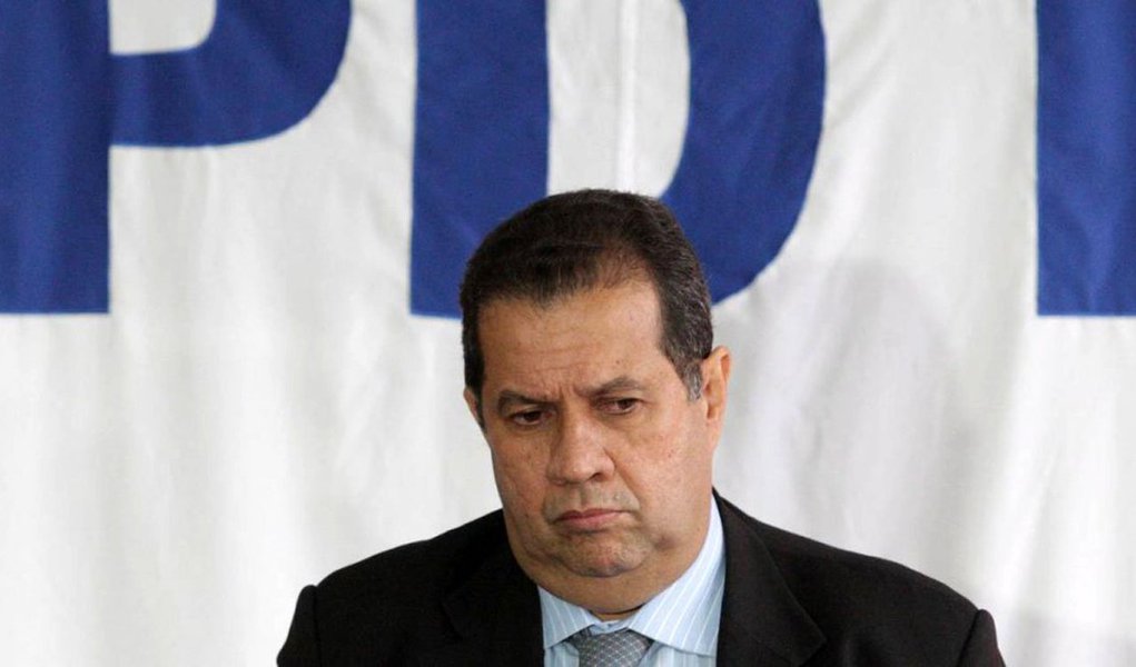 O presidente nacional do PDT, Carlos Lupi, anunciou que vai concorrer ao Senado porque, embora o partido continue apoiando Luiz Fernando Pezão (PMDB) para governador, tendo o deputado estadual Felipe Peixoto (PDT) na vaga de vice, a direção estadual do PDT, decidiu não aceitar a candidatura a senador do ex-prefeito do Rio Cesar Maia (DEM) pela coligação que reúne as legendas pedetista e peemedebista mais 17 partidos