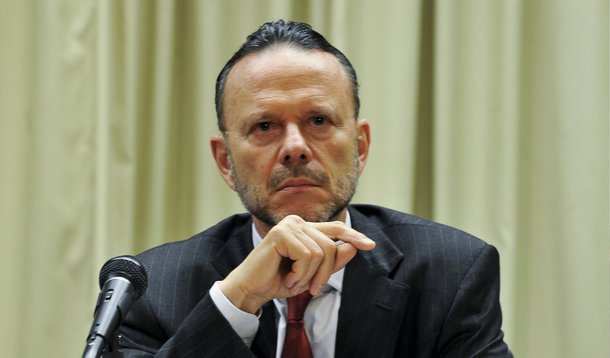 O presidente do Banco Nacional de Desenvolvimento Econômico e Social (BNDES), Luciano Coutinho, aceitou convite da presidente Dilma Rousseff para continuar no comando da instituição de fomento, segundo nota divulgada pelo governo federal nesta quinta-feira; a gestão de Coutinho foi marcada por seguir a orientação do governo federal de ampliar a concessão de empréstimos subsidiados, na tentativa de estimular a economia
