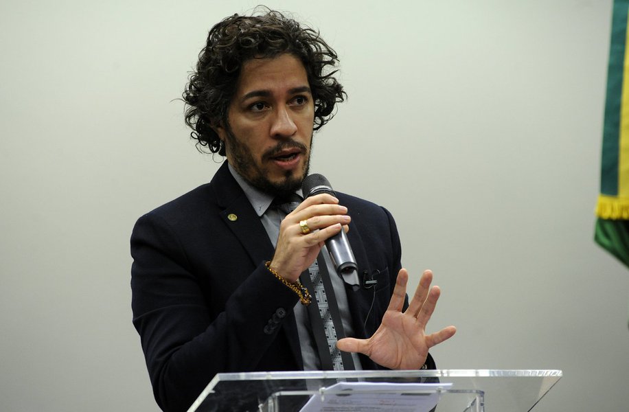 Deputado Jean Wyllys (PSOL-RJ) protocolou na Mesa Diretora da Câmara dos Deputados projeto que prevê liberação do plantio, do cultivo e da colheita da maconha para o consumo pessoal, desde que restrito a "até seis plantas de cannabis maduras e seis plantas decannabis imaturas, por indivíduo" 
