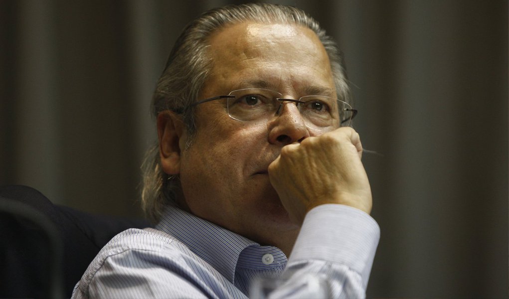 A Justiça Federal determinou a quebra do sigilo bancário e fiscal do ex-ministro da Casa Civil, José Dirceu, do irmão dele Luiz Eduardo de Oliveira e Silva e da empresa JD Assessoria e Consultoria Ltda., que pertence aos dois; para o Ministério Público Federal, há indícios de que a empresa tenha recebido recursos de empreiteiras ligadas ao esquema de corrupção na Petrobras, desvendado pela Operação Lava Jato