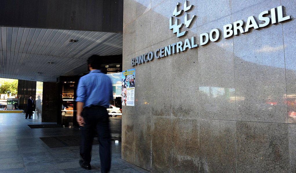 De acordo com a pesquisa Focus do Banco Central revelada nesta segunda-feira (6), a previsão de retração do PIB (Produto Interno Bruto) em 2015 caiu de 1,49% para 1,50%; já para 2016, os economistas mantiveram a projeção do crescimento do PIB em 0,50%; de acordo com o documento, a mediana das previsões do mercado financeiro para o IPCA de 2015 subiu de 9,00% para 9,04%, acima do teto da meta estabelecida pela autarquia de 6,5% ao ano; para o ano que vem, a previsão caiu de 5,50% para 5,45%