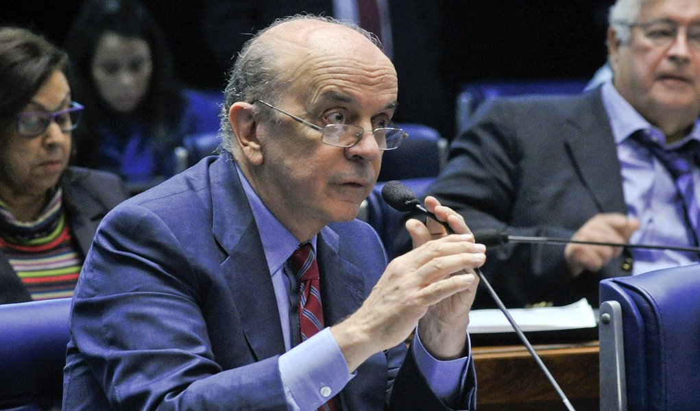 Senador José Serra (PSDB-SP) voltou a refutar as acusações de que estaria defendendo o interesse de grandes corporações com a proposta que libera a Petrobras da função de operadora única do pré-sal e defendeu que é uma "medida patriótica" para fortalecer a estatal; "O projeto única e exclusivamente retira a obrigatoriedade da Petrobras estar presente em todos os poços e de bancar 30% do investimento", afirmou, durante sessão temática para discutir o tema