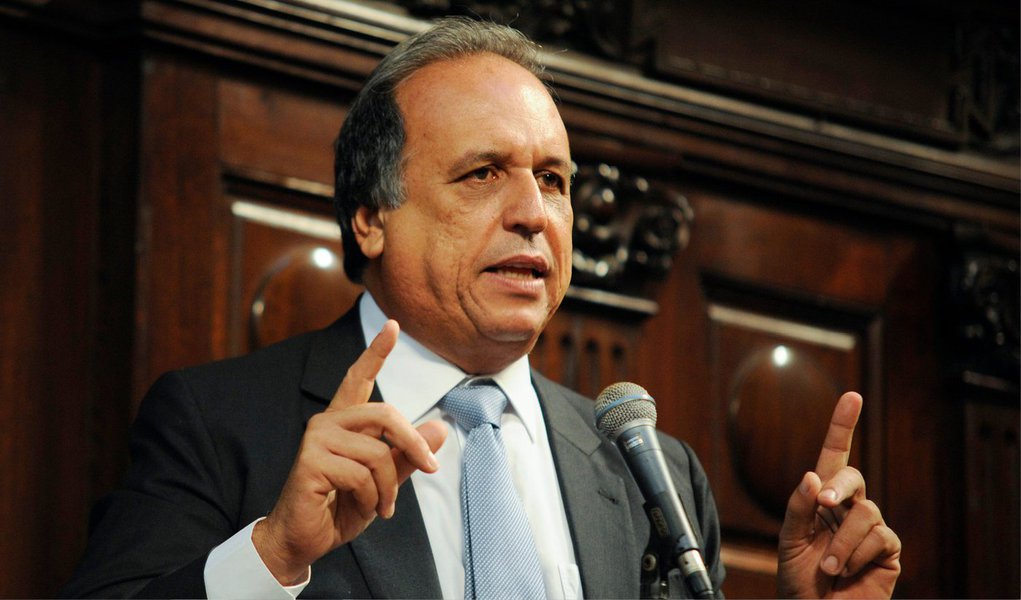 O governador do Rio de Janeiro, Luiz Fernando Pezão (PSDB), disse se sentir "julgado e condenado" em função das acusações feitas pelo ex-diretor da Petrobras Paulo Roberto Costa, que o acusou de ter recebido R$ 30 milhões para ser utilizado no caixa 2 de campanhas eleitorais; "Tenho 32 anos de carreira pública e lamento muito ter de passar por esse tipo de exposição. Já fui julgado e condenado e só agora vão me dar o direito de defesa", afirmou