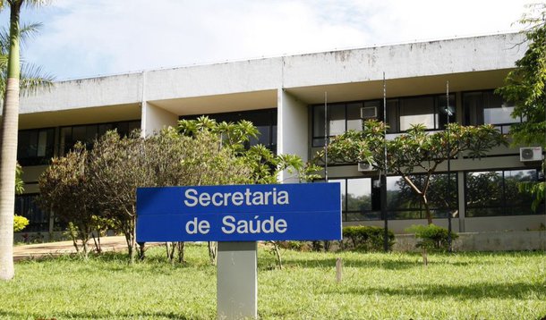 As unidades de saúde do Distrito Federal já estão sendo reabastecidas com medicamentos e insumos básicos que estavam em falta; aos poucos, voltam às prateleiras desde materiais mais simples, como a gaze, até remédios como os antibióticos; com o objetivo de garantir a correta destinação das compras, a Secretaria de Saúde criou uma comissão para fiscalizar e acompanhar o recebimento e a entrega dos itens; o GDF havia decretado estado de emergência na Saúde devido à crise orçamentária deixada pela gestão anterior e a consequente greve de funcionários do setor