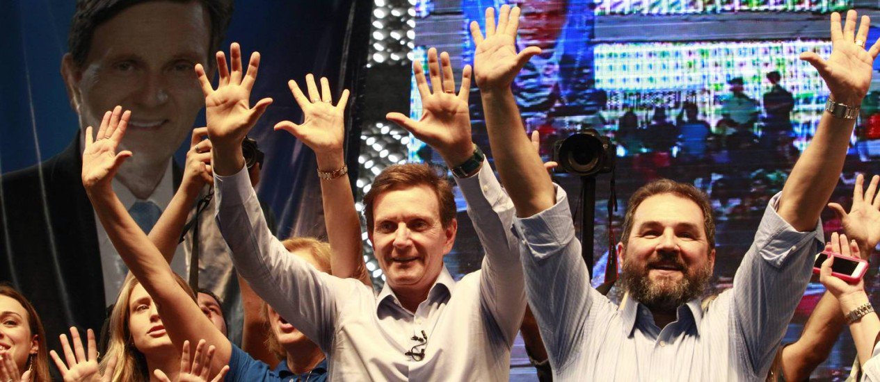 Apesar de ter oficializado o senador Marcelo Crivella candidato ao governo do Rio, o partido não apresentou um candidato a vice e tão pouco ao Senado – o TRE encerra na próxima segunda-feira o prazo para a realização das convenções partidárias e as siglas têm até o dia 5 de julho para registrar as candidaturas junto à Justiça; segundo o congressista, que por enquanto concorre em uma chapa "puro sangue", ainda há tempo para alianças; "Há alguns partidos que querem vir conosco, estamos conversando", afirmou; o parlamentar citou "forças enormes" que estariam "emparedando o PRB", mas preferiu não nomeá-las