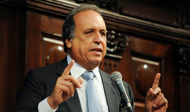 O governador do Rio de Janeiro, Luiz Fernando Pezão (PSDB), disse se sentir "julgado e condenado" em função das acusações feitas pelo ex-diretor da Petrobras Paulo Roberto Costa, que o acusou de ter recebido R$ 30 milhões para ser utilizado no caixa 2 de campanhas eleitorais; "Tenho 32 anos de carreira pública e lamento muito ter de passar por esse tipo de exposição. Já fui julgado e condenado e só agora vão me dar o direito de defesa", afirmou