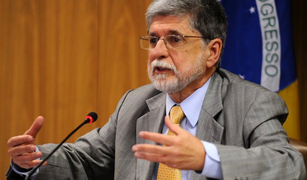 Ex-ministro da Defesa no governo Dilma Rousseff e ex-ministro das Relações Exteriores nos governos Itamar e Lula, Celso Amorim alerta o que é preciso olhar para o país e deixar o processo democrático funcionar, sem lançar mão de situações ilegais ou inconstitucionais, pois isto "nunca foi bom"; fazendo referência à imagem do ódio ao piloto tão grande que faz com que prefiram que o avião caia em vez de encaminhar a situação para o caminho certo, ele ressaltou a importância do bom senso e da negociação: "Democracia é isso, negociação, conversar mesmo com quem a gente não simpatiza"