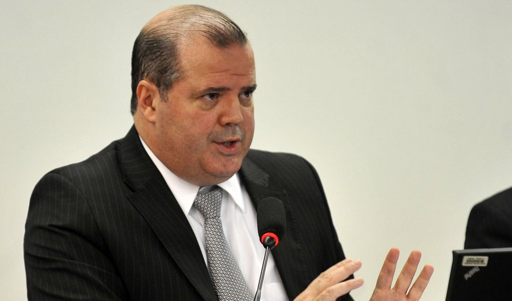 "A inflação veio para baixo do que foi em 2012. Tivemos aí um desafio grande e nos últimos cinco meses temos conseguido trazer a inflação acumulada em 12 meses para baixo. Esse processo vai continuar", afirmou o presidente do Banco Central, Alexandre Tombini; para fazer a inflação recuar, a autoridade monetária deu início em abril a um ciclo de aperto monetário, retirando a Selic da mínima histórica de 7,25% para 10% em novembro, e manteve os sinais de que o movimento ainda não vai parar