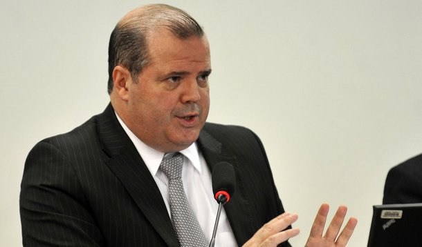 "A inflação veio para baixo do que foi em 2012. Tivemos aí um desafio grande e nos últimos cinco meses temos conseguido trazer a inflação acumulada em 12 meses para baixo. Esse processo vai continuar", afirmou o presidente do Banco Central, Alexandre Tombini; para fazer a inflação recuar, a autoridade monetária deu início em abril a um ciclo de aperto monetário, retirando a Selic da mínima histórica de 7,25% para 10% em novembro, e manteve os sinais de que o movimento ainda não vai parar