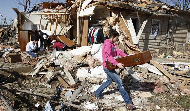 Alguns moradores de Washington, no Estado norte-americano de Illinois, vasculharam os destroços de suas casas derrubadas por tornados nesta segunda-feira, um dia depois de uma série de tufões atingir o Meio-Oeste do país, matando oito pessoas