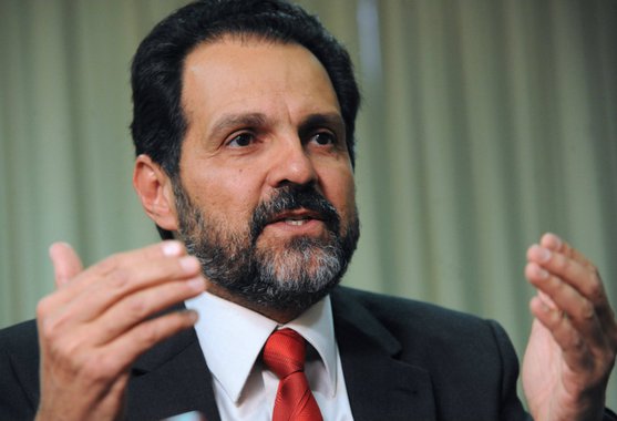 Com 20,07% dos votos, Agnelo Queiroz (PT) tornou-se o primeiro candidato governador que não chega ao segundo turno nas eleições do Distrito Federal; o petista afirmou na noite deste domingo (5) reconhecer o "resultado soberano" da votação, mas se disse "absolutamente tranquilo" em relação ao trabalho exercido em seu mandato