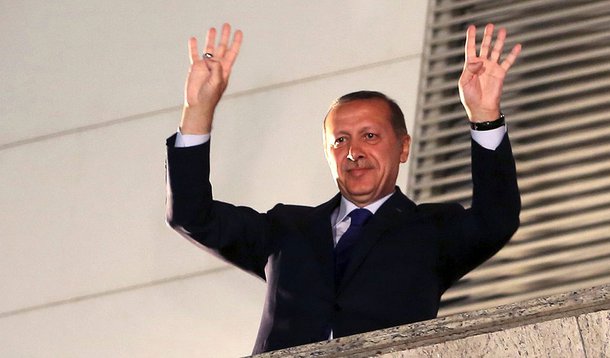 Eleições presidenciais Primeiro-ministro da Turquia, Recep Tayyip Erdogan, venceu no primeiro turno as eleições presidenciais realizadas neste domingo, 10, no país com 54,7% dos votos, segundo os primeiros resultados preliminares; seu rival mais próximo, Ekmeleddin Ihsanoglu, ficou com 36,7%, enquanto Selahattin Demirtas aparece em terceiro, com 8,5%; aproximadamente 53 milhões de turcos foram convocados para votar e a participação popular foi de 75%, segundo a imprensa turca, abaixo de 89% registrado nas eleições locais de março