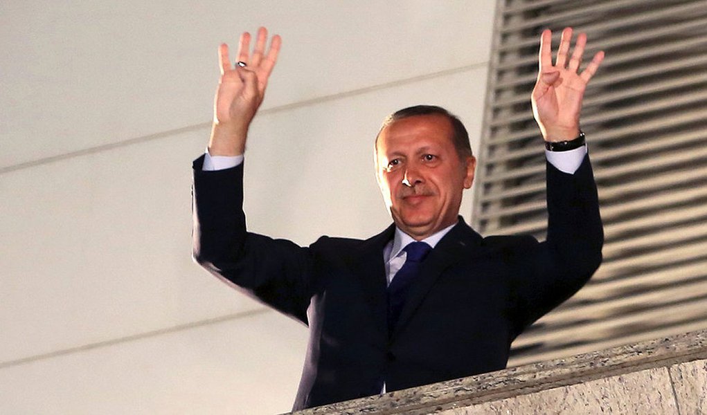 Eleições presidenciais Primeiro-ministro da Turquia, Recep Tayyip Erdogan, venceu no primeiro turno as eleições presidenciais realizadas neste domingo, 10, no país com 54,7% dos votos, segundo os primeiros resultados preliminares; seu rival mais próximo, Ekmeleddin Ihsanoglu, ficou com 36,7%, enquanto Selahattin Demirtas aparece em terceiro, com 8,5%; aproximadamente 53 milhões de turcos foram convocados para votar e a participação popular foi de 75%, segundo a imprensa turca, abaixo de 89% registrado nas eleições locais de março