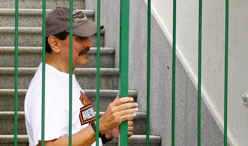 "Toda expectativa gera sofrimento. Estou fora disso", disse o ex-deputado; ele foi condenado a 7 anos e 14 dias de detenção na AP 470, mas ainda aguarda a determinação do presidente do STF, Joaquim Barbosa, para cumprir a pena em regime semiaberto na cadeia ou domiciliar, por restrições médicas; Jefferson critica a imprensa por tirar a naturalidade da sua vida e diz que menu de nutróloga foi divulgado para desqualificar o pedido de prisão domiciliar: "nem como salmão defumado"