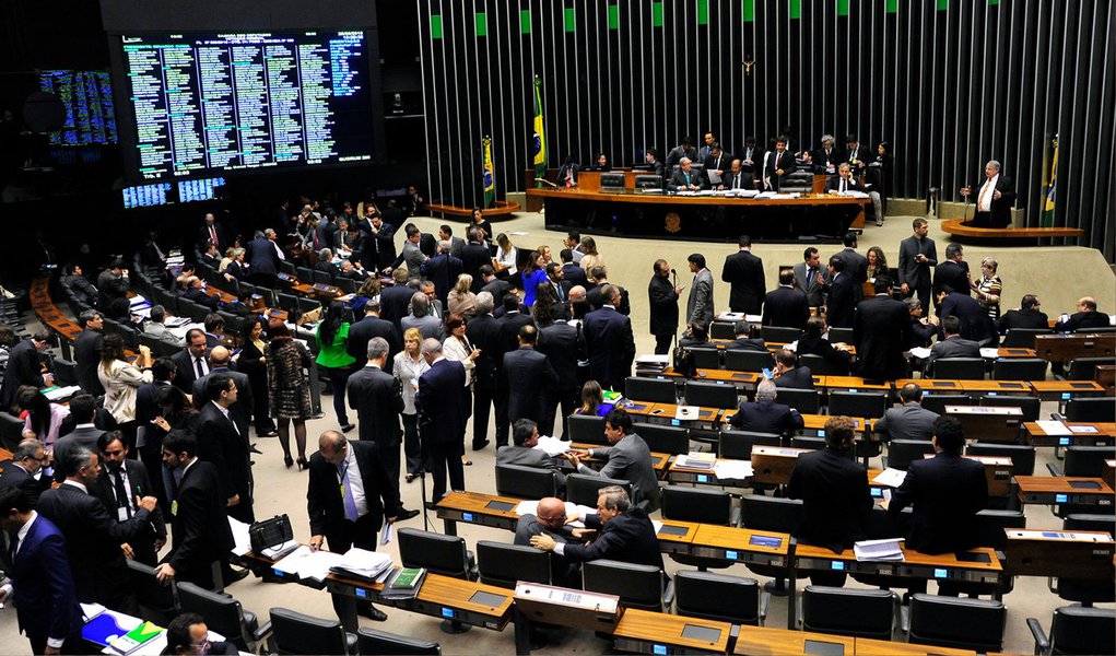 A Câmara concluiu a votação do projeto de lei do Executivo que muda as regras da desoneração de 56 setores da economia; poucas alterações foram feitas nas votações das emendas e destaques que pretendiam modificar o texto apresentado pelo relator, deputado Leonardo Picciani (PMDB-RJ), e aprovado na madrugada de hoje; projeto será agora encaminhado à apreciação do Senado; segundo o líder do governo, deputado José Guimarães (PT-CE), a aprovação do projeto foi uma “vitória extraordinária”