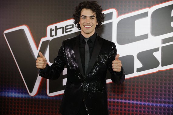 Editor do Diário do Centro do Mundo, o jornalista Kiko Nogueira afirma que a vitória de Sam Alves no "karaokê da Globo", o The Voice Brasil, representa um atraso; "Não é agradável. Não é cantar. É gritar mais ou menos no tom", diz ele