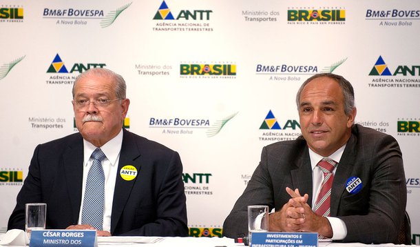 “É uma rodovia que liga a capital da República à segunda maior cidade do país e à terceira maior cidade. É um grande desafio, com um processo de duplicação de 557 quilômetros ao longo de cinco anos, mas estamos muito tranquilos com nossa proposta e acreditamos no sucesso do projeto”, disse Gustavo Rocha, presidente da Invepar, ao lado do ministro dos Transportes, Cesar Borges