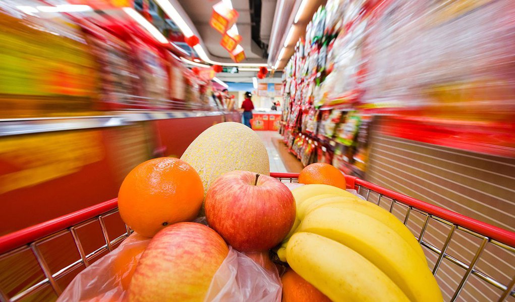 Estimativa das instituições financeiras pesquisadas pelo Banco Central para a expansão da economia passou de 2,32% para 2,35% este ano; economistas esperam ainda que a inflação fique abaixo da previsão anterior, de 5,83% para 5,82%; expectativa para a Selic foi elevada de 9,50% para 9,75%