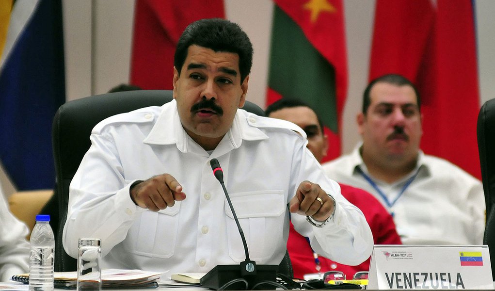 Presidente da Venezuela, Nicolás Maduro anunciou o aumento a partir de dezembro para proteger os trabalhadores da inflação de mais de 60%; Maduro diz que o aumento dos preços ao consumidor é consequência de uma "guerra econômica" lançada por inimigos de seu governo socialista