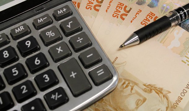Pela sétima vez seguida, o Banco Central reajustou os juros básicos da economia; por unanimidade, o Comitê de Política Monetária (Copom) aumentou nesta quarta (29) a taxa Selic em 0,5 ponto percentual, para 14,25% ao ano; com o reajuste, a Selic retorna ao nível de outubro de 2006, quando também estava em 14,25% ao ano; a taxa é o principal instrumento do BC para manter sob controle a inflação oficial, medida pelo Índice Nacional de Preços ao Consumidor Amplo (IPCA)