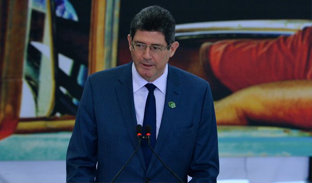 Questionado sobre a volta da Contribuição sobre Movimentações Financeiras (CPMF), o ministro da Fazenda disse durante evento em São Paulo apenas que não havia perspectiva "pelo que eu esteja vendo"; mais cedo, no Congresso do PT, em Salvador (BA), o ministro da Saúde, Arthur Chioro, delarou que o governo analisava a volta da CPMF sobre grandes movimentações financeiras e cujos recursos seriam voltados para financiar a saúde