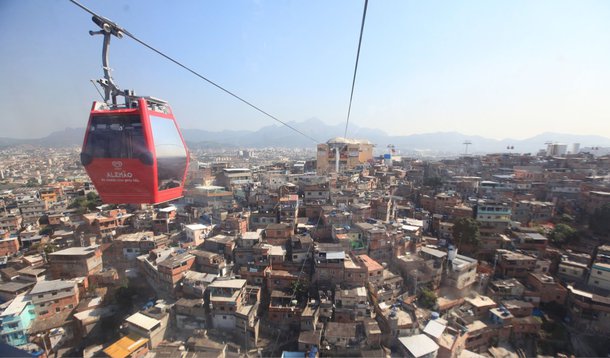 A operação do teleférico do Complexo do Alemão, na zona norte da capital fluminense, foi suspensa devido a um tiroteio entre policiais e traficantes; de acordo com a Unidade de Polícia Pacificadora (UPP) os policiais da unidade da Fazendinha – uma das comunidades que compõem o complexo – foram recebidos a tiros por criminosos armados na localidade conhecida como Inferno Verde. Após o conflito, os suspeitos fugiram; não há informações de feridos no incidente