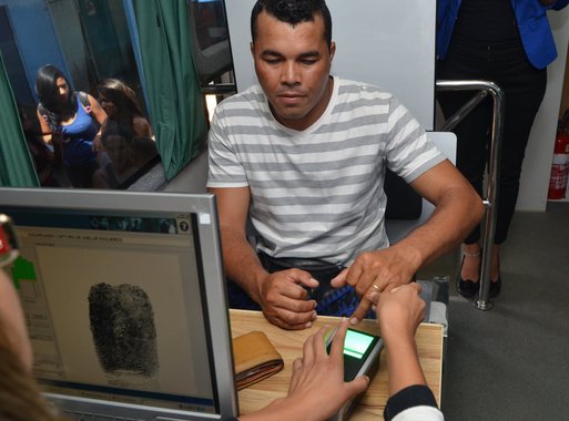 Se não regularizar a situação até o fim do prazo, o eleitor terá o título cancelado. Com isso, terá problema para fazer matrícula em faculdades públicas, receber salário (no caso de funcionários públicos), solicitar passaporte, empréstimos, pensão ou aposentadoria, além de não poder votar