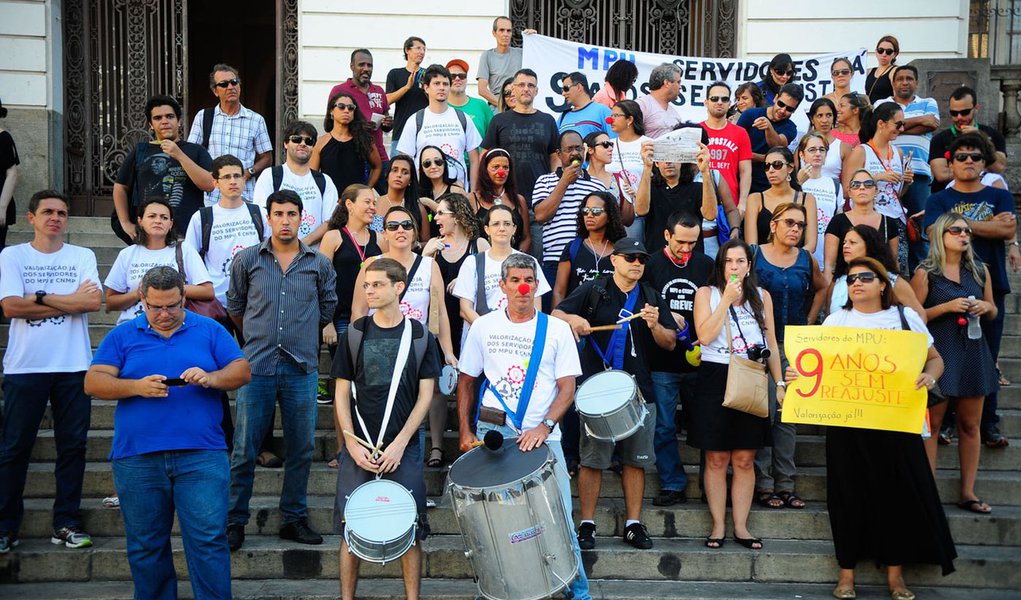 Em greve desde 5 de fevereiro, servidores do Ministério Público da União (MPU) no Rio fizeram manifestação nas escadarias da Câmara Municipal, na Cinelândia, centro da cidade; com tambores, apitos e cartazes, dezenas de pessoas pediam, principalmente, reajuste salarial e a implementação do plano de cargos e salários; de acordo com ao movimento, o salário dos servidores não é reajustado há nove anos; além disso, três planos de cargos e salários já foram criados, mas nenhum saiu do papel