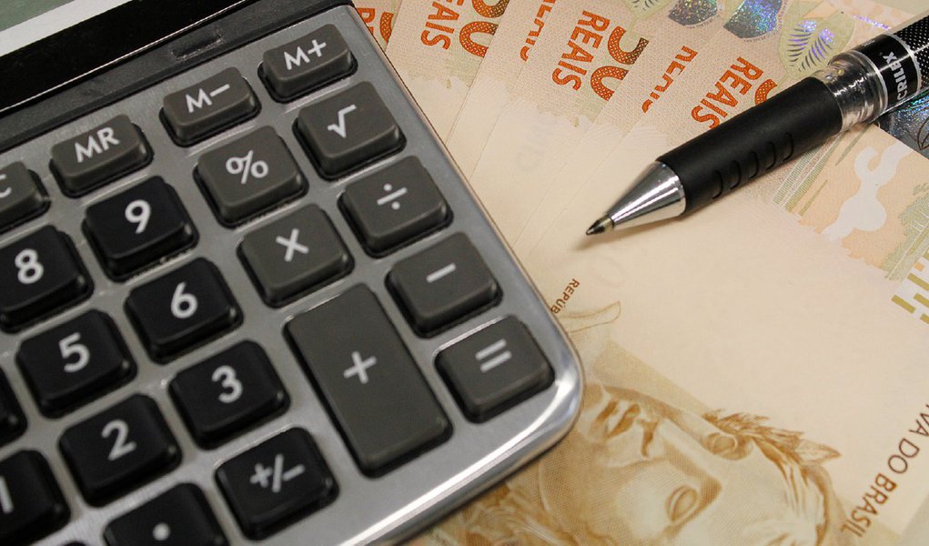 Pela sétima vez seguida, o Banco Central reajustou os juros básicos da economia; por unanimidade, o Comitê de Política Monetária (Copom) aumentou nesta quarta (29) a taxa Selic em 0,5 ponto percentual, para 14,25% ao ano; com o reajuste, a Selic retorna ao nível de outubro de 2006, quando também estava em 14,25% ao ano; a taxa é o principal instrumento do BC para manter sob controle a inflação oficial, medida pelo Índice Nacional de Preços ao Consumidor Amplo (IPCA)