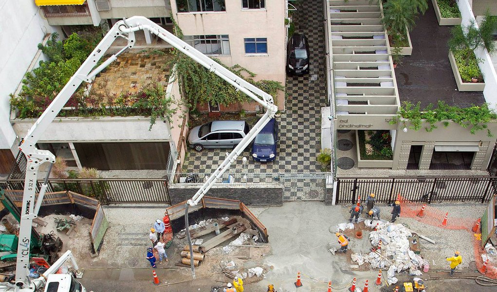 Moradores se dizem apreensivos com episódio; gerente de produção do consórcio, Aluísio Coutinho, informou que, após o acidente, a empresa acionou o Plano de Atendimento a Emergências e mobilizou a prefeitura do Rio de Janeiro, o Corpo de Bombeiros, a CEG, a Light, a Cedae, a CET-Rio e o 23º Batalhão da Polícia Militar; ele acrescentou que o reparo da calçada foi feito com injeção de concreto no solo