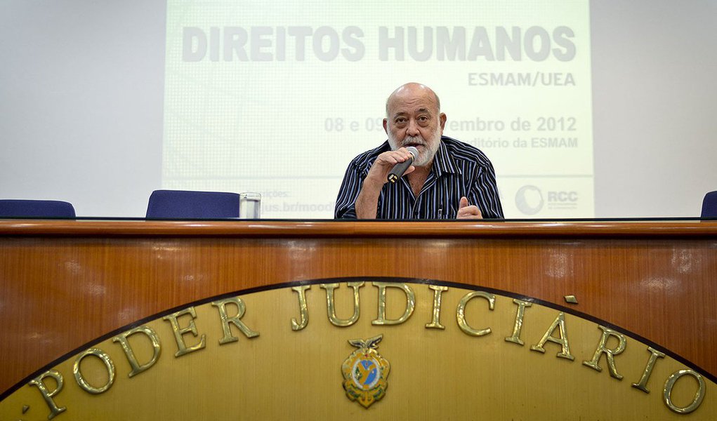 A partir deste conceito o professor do Departamento de Segurança Pública da Faculdade de Direito da UFF, o antropólogo Roberto Kant de Lima, analisa os últimos casos de violência em comunidades pacificadas no Rio de Janeiro; o especialista pondera que, o perfil desajustado dos agentes que atuam nas UPPs, somado a uma expectativa gerada pelo termo pacificação, produz na sociedade uma esperança de solução imediata dos problemas relacionados à violência nestas regiões, o que só deve acontecer a longo prazo
