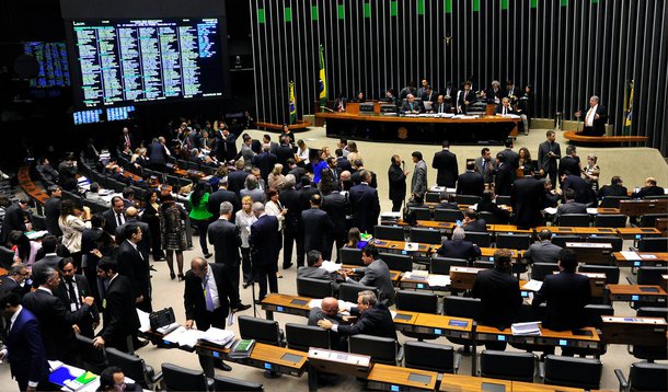 A Câmara concluiu a votação do projeto de lei do Executivo que muda as regras da desoneração de 56 setores da economia; poucas alterações foram feitas nas votações das emendas e destaques que pretendiam modificar o texto apresentado pelo relator, deputado Leonardo Picciani (PMDB-RJ), e aprovado na madrugada de hoje; projeto será agora encaminhado à apreciação do Senado; segundo o líder do governo, deputado José Guimarães (PT-CE), a aprovação do projeto foi uma “vitória extraordinária”