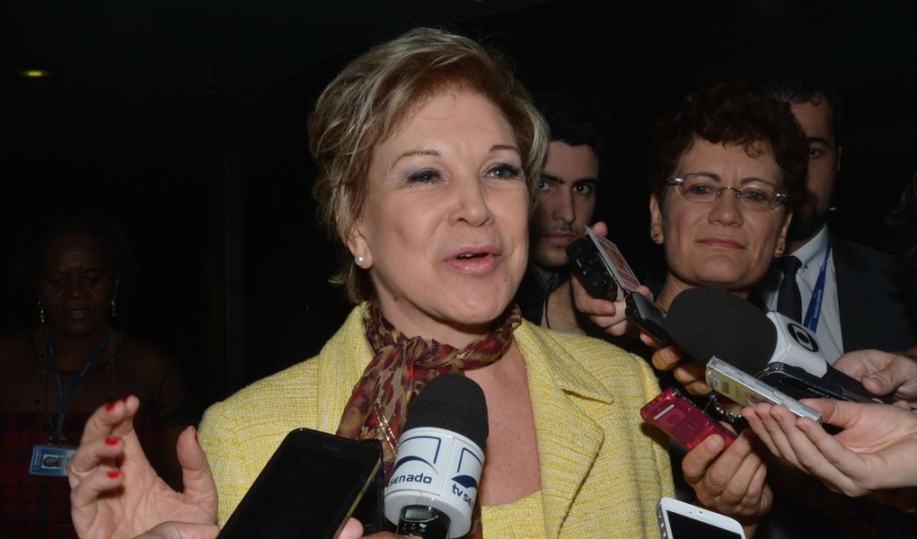 De volta às atividades do Senado nesta terça-feira 18, senadora Marta Suplicy  se define "muito feliz por voltar à sua casa"; ela fez uma visita formal ao presidente Renan Calheiros; aos jornalistas, Marta evitou polemizar sobre sua saída do Ministério da Cultura e fez as pazes com o PT; na semana passada, o presidente do partido, Rui Falcão, pediu publicamente desculpas a Marta por um incidente durante a campanha presidencial, em Campo Limpo