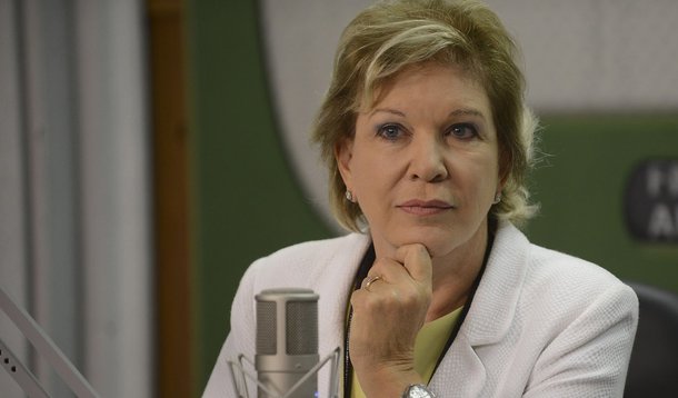 Com críticas à política econômica e visando ser candidata a prefeita de São Paulo em 2016, Marta Suplicy entrega carta de demissão do Ministério da Cultura; senadora com mais quatro anos de mandato alfineta presidente ao manifestar que espera de Dilma Rousseff uma nova equipe econômica "independente, experiente e comprovada, que resgate a confiança e credibilidade ao seu governo e que, acima de tudo, esteja comprometida com uma nova agenda de estabilidade e crescimento para o nosso país"; escritor Fernando Morais e secretário municipal de Cultura de São Paulo, Juca Ferreira, são cotados para o cargo