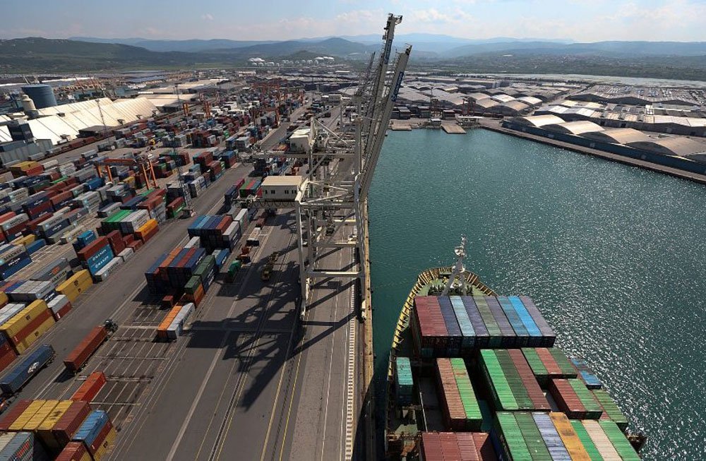  A balança comercial brasileira registrou um superávit de US$ 506 milhões em abril; em março deste ano, houve superávit de US$ 112 milhões e, em abril do ano passado, déficit de US$ 989 milhões; com o resultado de abril, o déficit acumulado neste ano, que em março chegou a R$ 6 bilhões, caiu para US$ 5,56 bilhões, segundo o Ministério do Desenvolvimento, Indústria e Comércio Exterior