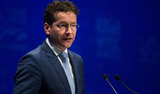 Após seis horas reunidos, os 19 ministros das Finanças do Eurogrupo decidiram nesta sexta-feira 14 conceder 86 bilhões de euros para recuperar a economia grega e impedir que o país saia da zona do Euro; é o terceiro pacote de ajuda em cinco anos; a disposição do fundo monetário em participar do acordo, que ainda não estava clara, foi confirmada pelo presidente do Eurogrupo, Jeroen Dijsselbloem, e deve acontecer em outubro