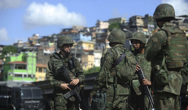 As tropas militares no Complexo da Maré, subúrbio do Rio, mantiveram as operações sem alteração, após a morte do cabo do Exército Michel Augusto Mikami, surpreendido por traficantes ao participar de uma patrulha na região; de acordo com a corporação responsável pela ocupação do Exército na área de atuação da Força de Pacificação na Maré, existe uma investigação em curso para identificar o autor da morte do militar