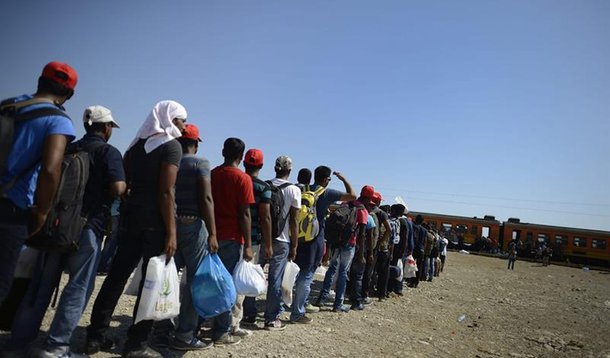 Segundo o porta-voz do governo da Alemanha, Steffen Seibert, poucos países da União Europeia não podem continuar absorvendo uma parte desproporcional dos refugiados que chegam ao continente e outros membros do bloco devem fazer mais; Alemanha espera que o número de requerentes de asilo no país deve quadruplicar para cerca de 800 mil neste ano; "A Alemanha e alguns outros países são, de longe... aqueles que recebem o maior número de refugiados. Com 28 Estados membros, esse não pode ser o caso continuamente. Terá de haver uma distribuição mais justa dos refugiados, com mais solidariedade", afirmou; nesse sábado, 29, cerca de 5.000 pessoas marcharam pacificamente em Dresden, em uma demonstração de apoio aos refugiados