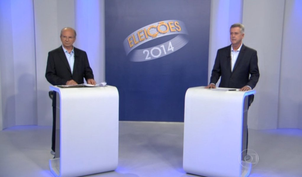 O debate de ontem (23), promovido pela TV Globo com os candidatos ao governo do Distrito Federal, Jofran Frejat (PR) e Rodrigo Rollemberg (PSB) não foi muito diferentes dos anteriores, a não ser pelo clima um pouco mais cordial; os problemas no transporte público e a figura do atual governador do DF, Agnelo Queiroz (PT), derrotado no primeiro turno, marcaram o debate