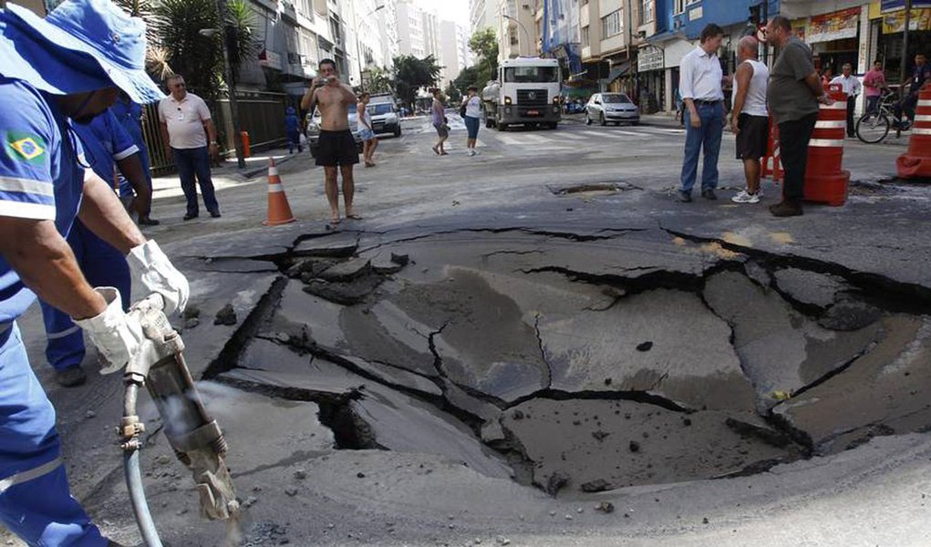 A nova previsão para a conclusão do trabalho é por volta das 14h desta terça-feira (25); A cratera que se abriu após um grande vazamento na esquina das ruas Miguel Lemos e Barata Ribeiro - em Copacabana, Zona Suil do Rio - ainda não foi coberta e, segundo a Cedae
