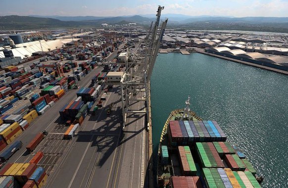  A balança comercial brasileira registrou um superávit de US$ 506 milhões em abril; em março deste ano, houve superávit de US$ 112 milhões e, em abril do ano passado, déficit de US$ 989 milhões; com o resultado de abril, o déficit acumulado neste ano, que em março chegou a R$ 6 bilhões, caiu para US$ 5,56 bilhões, segundo o Ministério do Desenvolvimento, Indústria e Comércio Exterior